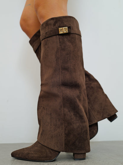 Bota tacón solapa detalle ante marrón