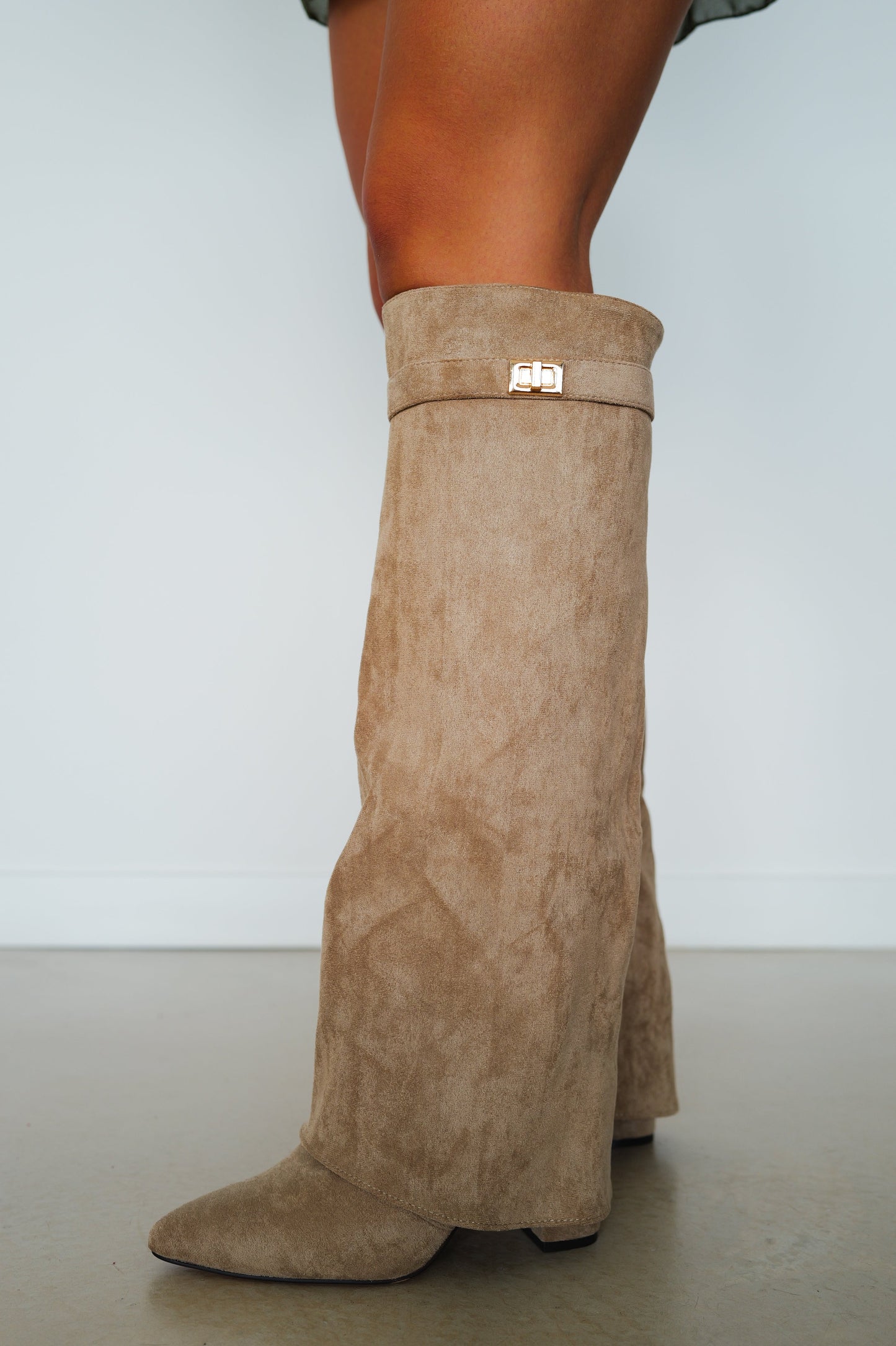 Bota tacón solapa detalle ante beige