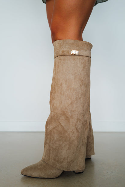 Bota tacón solapa detalle ante beige