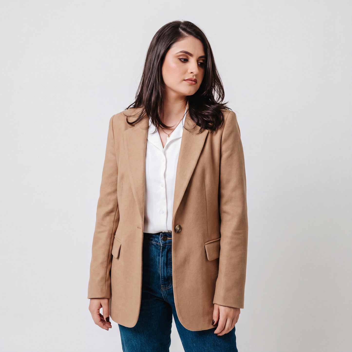 Blazer ejecutiva elegante con botón Carey